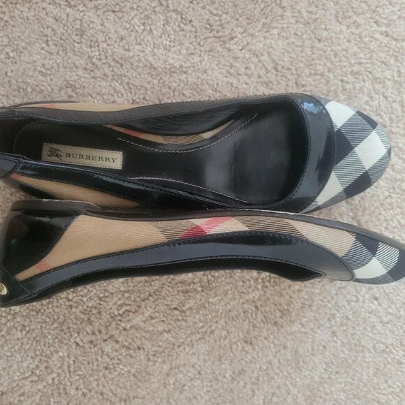 Authentic Burberry Women’s Flats – Size 9 (Fits smaller) - Picture 2 of 5
